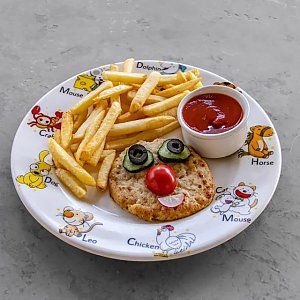 Куриная котлетка с картофелем фри и кетчупом, Литвины - Минск