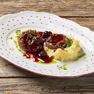 Котлеты из оленины с вяленой брусникой, картофельным пюре и еловым маслом, Литвины - Минск