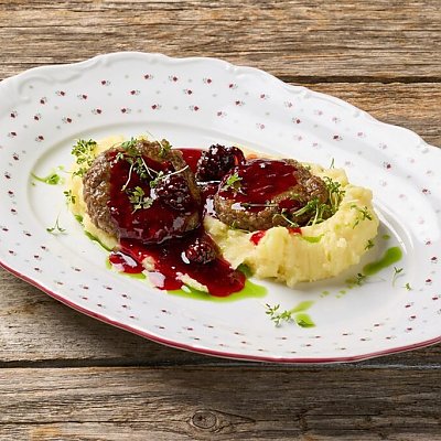 Заказать Котлеты из оленины с вяленой брусникой, картофельным пюре и еловым маслом, Литвины - Минск