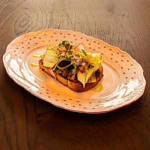 Луста на белом хлебе с соте из маринованных овощей, свежим огурцом, орехами и горчично-медовой заправкой, Литвины - Минск