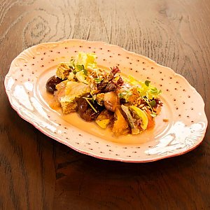 Салат с теплым картофелем, маринованными овощами, груздями и ореховым сыром, Литвины - Минск