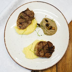 Говяжий язык с картофельным пюре и грибным соусом, Прованс