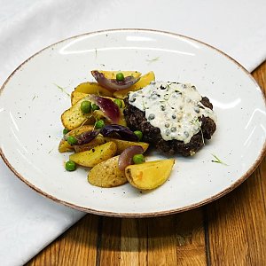 Стейк Аше с картофельными дольками и соусом из зеленого горошка, Прованс