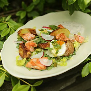 Салат с запеченным лососем, картофелем, яйцом и соусом ремулад, Прованс
