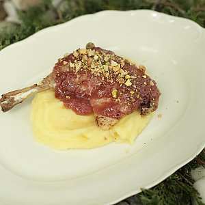 Утиная ножка в вишневой глазури с орехами и картофельным пюре, Прованс