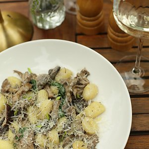 Ньокки с грибным миксом, шпинатом и трюфельным маслом, Прованс