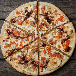 Пицца Бекон и луковый мармелад, Прованс