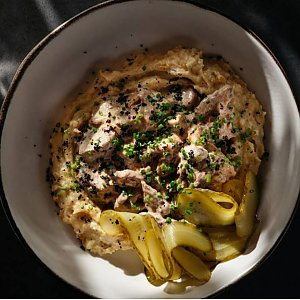 Бефстроганов с крем-пюре и малосольными огурцами, Каролин
