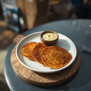 Драники с чесночным соусом, S&L Шаурма на Колхозном рынке