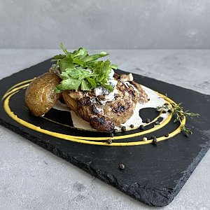 Стейк из свиной шеи с запеченным картофелем и грибным соусом, FRESCO