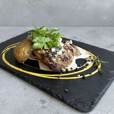 Заказать Стейк из свиной шеи с запеченным картофелем и грибным соусом, FRESCO