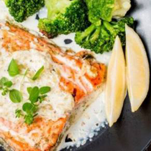 Филе лосося под сливочным соусом с брокколи и овощами, Colette