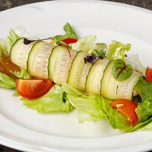 Салат овощной с морепродуктами и соусом бальзамик, Ресторан Ирина