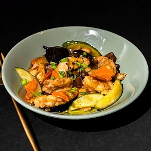 Курица с овощами и грибами муэр в устричном соусе, Дао