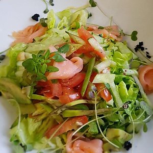 Легкий салат с семгой и авокадо, Кафе Закольцово-Люкс