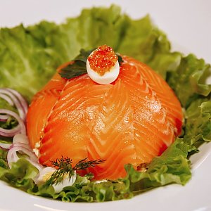 Салат из лосося с красной икрой и перепелиным яйцом, Кафе Закольцово-Люкс