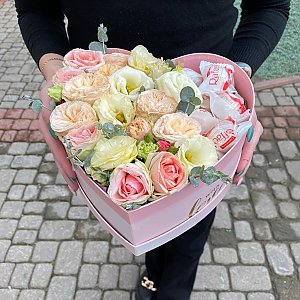 Коробка с цветами и конфетами Розовое счастье, Кактус