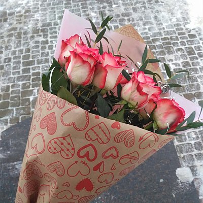 Заказать Букет из 7 роз с зеленью в крафт-бумаге, Кактус
