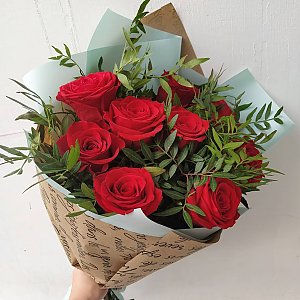 Букет из красных роз с зеленью, Кактус