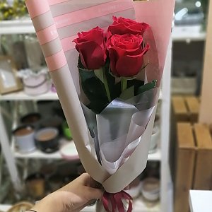 Букет из 3 роз в стильной упаковке, ROZMARI