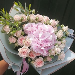 Букет с гортензией и кустовыми розами, ROZMARI