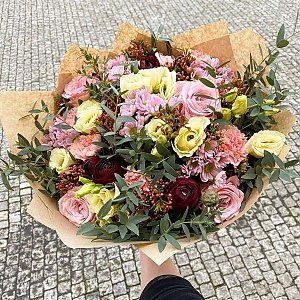 Сборный букет из хризантем, гвоздик, эустомы и роз , ФЛОРА