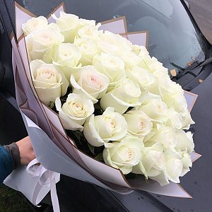Букет 37 роз в дизайнерской упаковке, FRESH FLOWERS