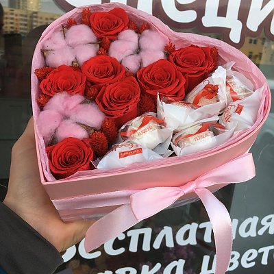 Заказать Коробка Сердце для любимой из роз & Rafaello, FRESH FLOWERS