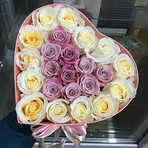 Коробка двухцветное Сердце из роз, FRESH FLOWERS