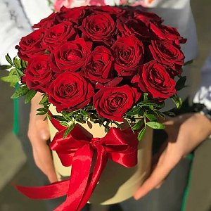 Шляпная коробка из 15 роз Ред Наоми, FRESH FLOWERS