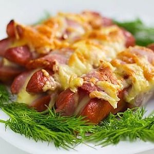 Сосиски жареные в беконе с соусом Барбекю, рис по- гавайски с маслом, Кафе Трактир