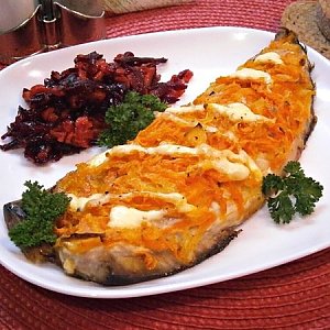 Филе скумбрии, запеченное с луком и морковью, гарнированное винегретом и рисом отварным с маслом, Кафе Трактир