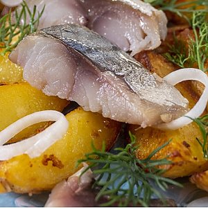 Скумбрия малосольная с луком и картофельными дольками, Кафе Трактир