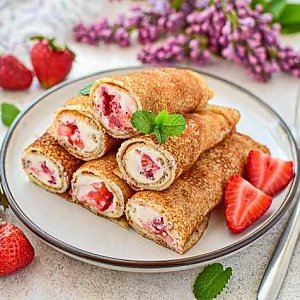 Блинчики с творогом и клубникой в сухарях Панко, Кафе Трактир