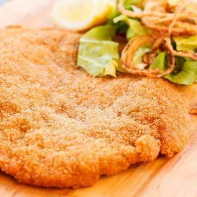 Заказать Отбивная из свинины По-Милански, пюре картофельное, салат из свежей капусты с перцем и маслом, Кафе Трактир