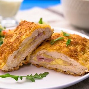 Филе куриное Кордон блю с беконом и помидором, спагетти с маслом, Кафе Трактир
