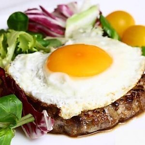 Бифштекс из говядины с яйцом жареным, картофель отварной с маслом, Кафе Трактир