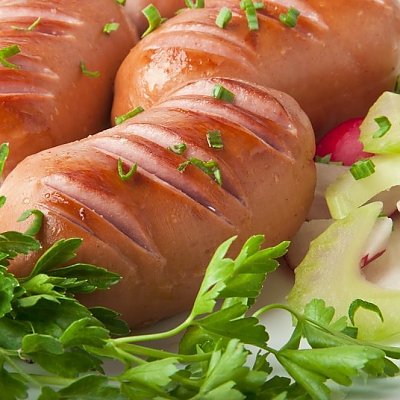 Заказать Сардельки из свинины Люкс на гриле, пюре картофельное, салат из свежей капусты с перцем и маслом, Кафе Трактир