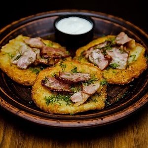Картофельные драники с беконом и сметаной, Кафе Трактир