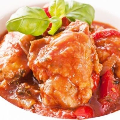 Заказать Бедрышки куриные Чахохбили, макароны отварные с маслом, Кафе Трактир