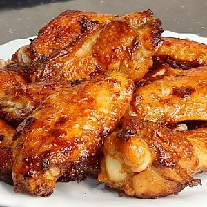 Плечики куриные запеченные с соусом, макароны отварные с маслом, Кафе Трактир