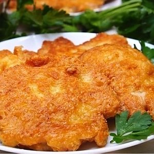 Шницель натуральный из куриного филе, картофель отварной с маслом, огурец маринованный, Кафе Трактир