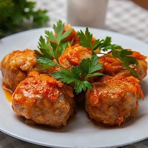 Тефтели из свинины в соусе с овощами, гречка отварная с маслом, Кафе Трактир