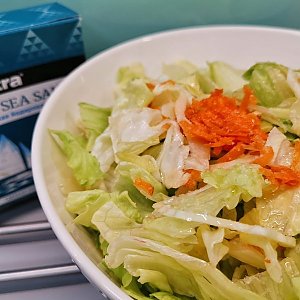Морковный салат с айсбергом с соусом Цезарь, Кафе Трактир