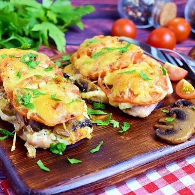 Заказать Рубленые котлеты куриные запеченные с грибами и сыром, пюре картофельное с маслом, Кафе Трактир