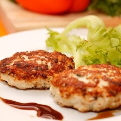 Заказать Сочные биточки из фарша индейки, гречка отварная с маслом, Кафе Трактир