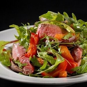 Листовой салат с ростбифом и томатами, под соусом, Кафе Трактир