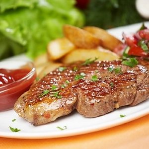 Стейк из свинины с соусом, гарнированный картофельными дольками, Кафе Трактир