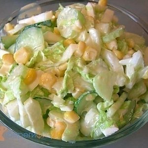 Витаминный салат из Айсберга с свежим огурцом, кукурузой конс, соусом Цезарь, Кафе Трактир