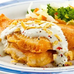 Филе хека в сырном кляре, дольки по-деревенски, огурчик консервированный, Кафе Трактир